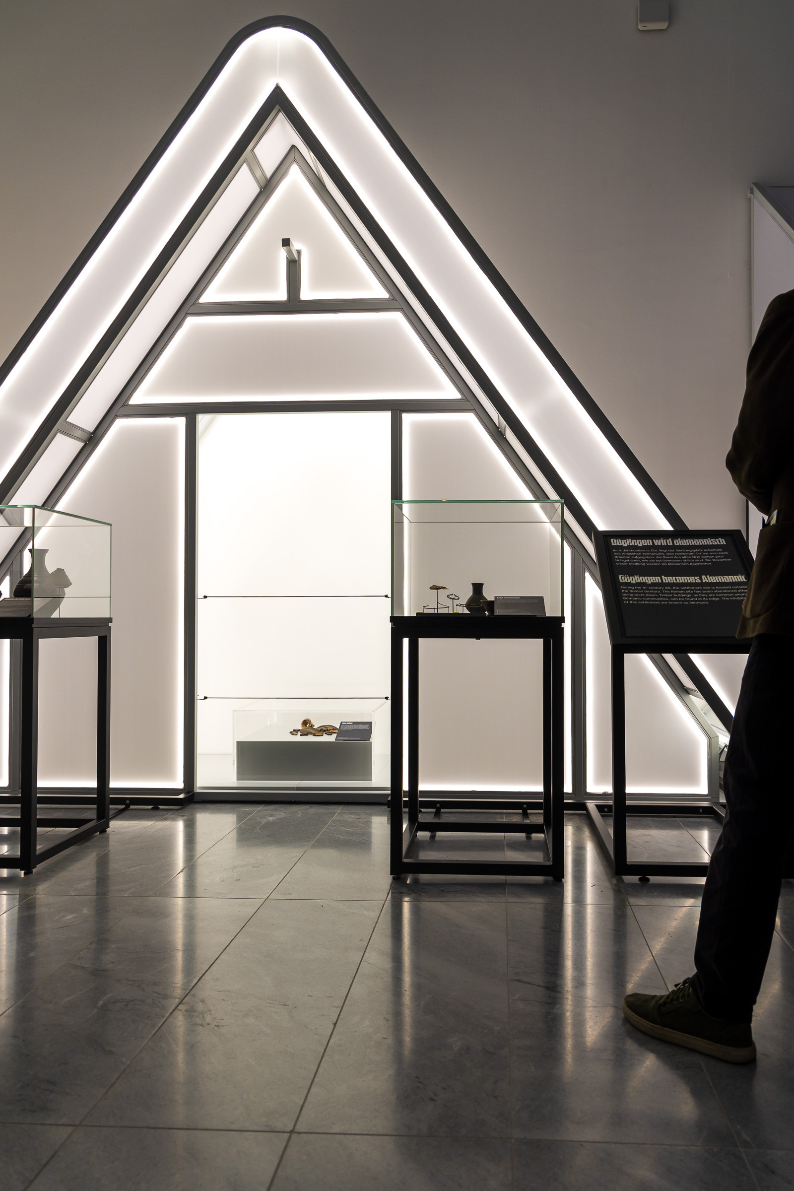 Beleuchtete Metallkonstruktion mit Ausstellungsvitrinen
