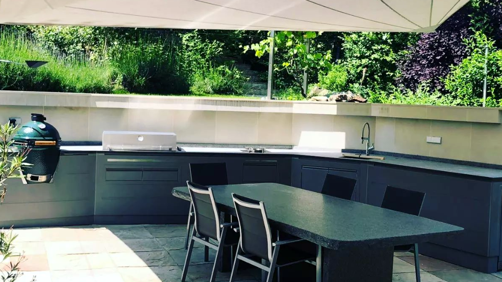 Outdoor-Küche auf einer überdachten Terrasse