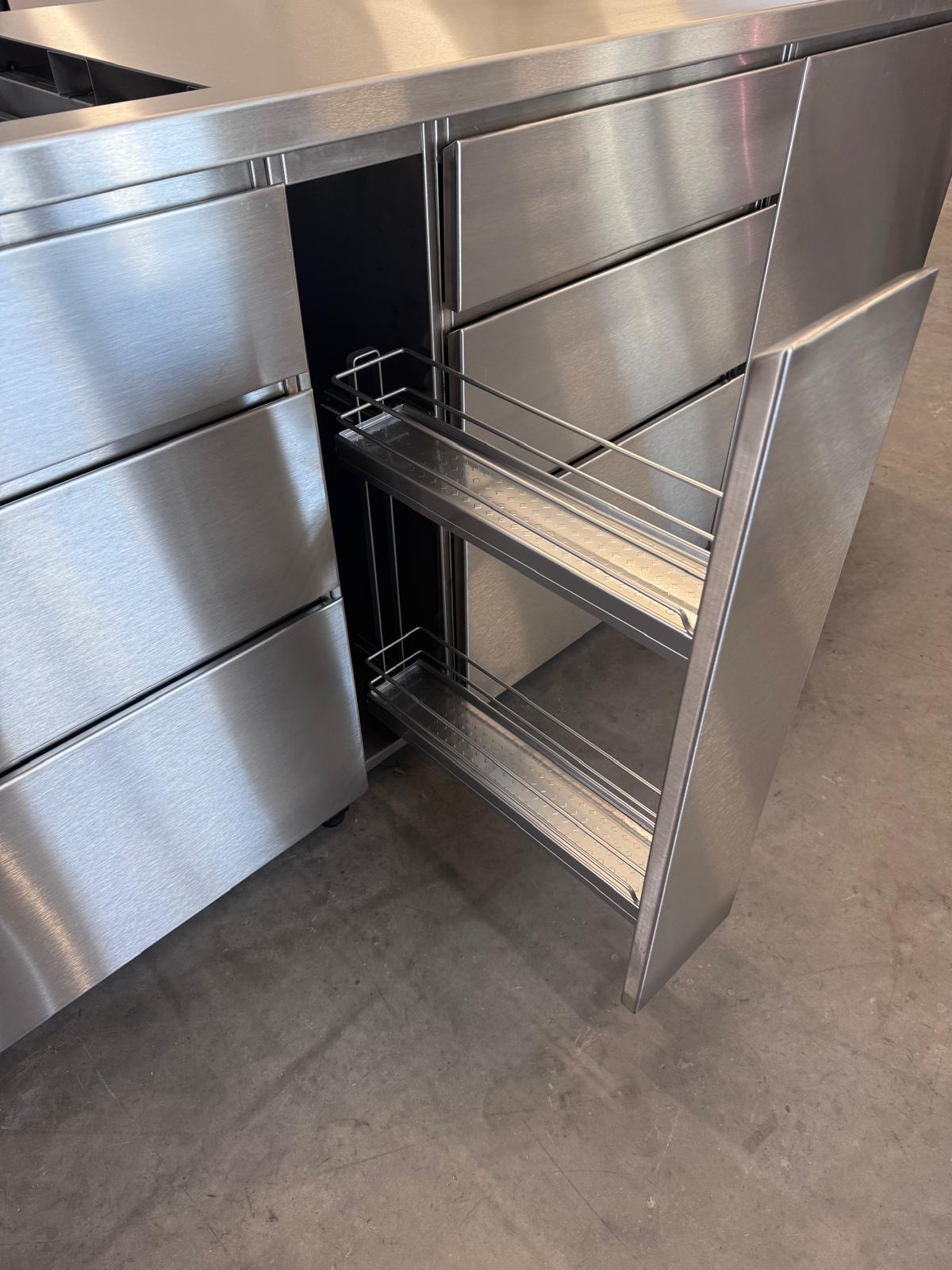 Edelstahlküche mit ausgezogenem Apothekerschrank